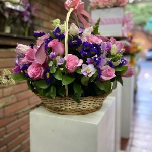 CESTO DI ORCHIDEE VIOLA E ROSA - CANASTA DE ORQUÍDEAS VIOLETAS Y ROSAS
