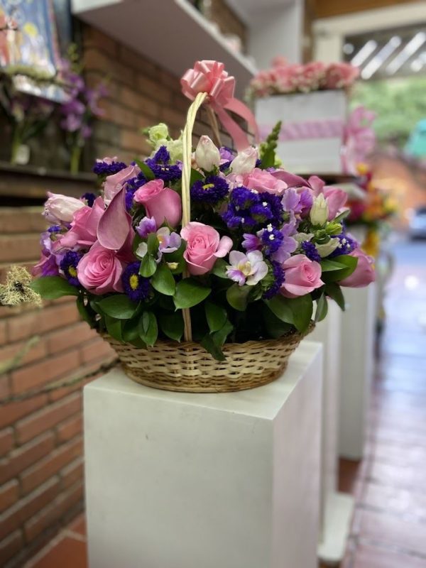 CESTO DI ORCHIDEE VIOLA E ROSA - CANASTA DE ORQUÍDEAS VIOLETAS Y ROSAS